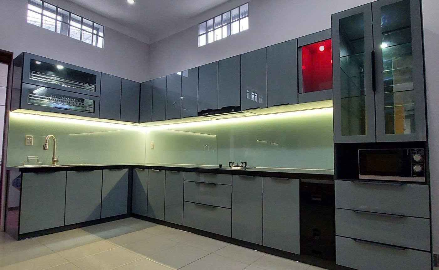 Tủ Bếp Nhôm Cánh Kính LED Sang Trọng